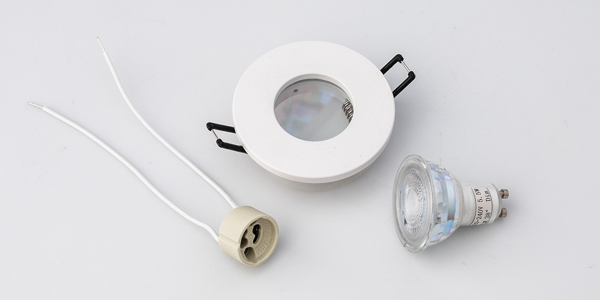Badkamer Spotjes, inbouwspots badkamer. IP65 LED spots. The Essential collectie van B DUTCH. IP65 spots van geborsteld aluminium, mat zwart of mat wit. GU10 en MR16 en Philips Hue GU10 lichtbron passen in de badkamer spotjes. Armatuur voor GU10, MR16 en Philips Hue GU10 lichtbronnen. Ook dimbaar te maken.
