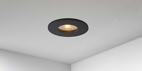 Badkamer Spotjes, inbouwspots badkamer. IP65 LED spots. The Essential collectie van B DUTCH. IP65 spots van geborsteld aluminium, mat zwart of mat wit. GU10 en MR16 en Philips Hue GU10 lichtbron passen in de badkamer spotjes. Armatuur voor GU10, MR16 en Philips Hue GU10 lichtbronnen. Ook dimbaar te maken.