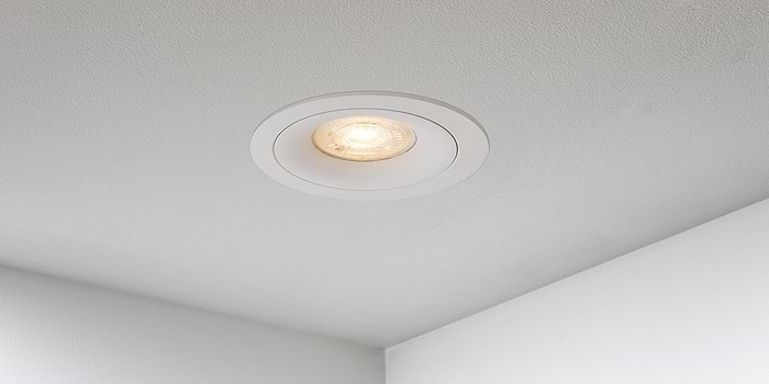 Spotjes, inbouwspots rond 92mm mat wit LED, uit de B DUTCH The Essentials plafondspots collectie. Diverse maten, mat zwarte spots, mat witte spots en geborsteld aluminium LED spots voor GU10, MR16 en Philips Hue GU10 lichtbronnen.