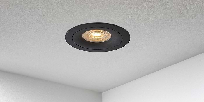 Spotjes, inbouwspots rond 92mm mat zwart LED, uit de B DUTCH The Essentials plafondspots collectie. Diverse maten, mat zwarte spots, mat witte spots en geborsteld aluminium LED spots voor GU10, MR16 en Philips Hue GU10 lichtbronnen.