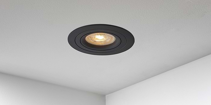 Spotjes, inbouwspots rond 92mm mat zwart LED, verstelbaar, kantelbaar, uit de B DUTCH The Essentials plafondspots collectie. Diverse maten, mat zwarte spots, mat witte spots en geborsteld aluminium LED spots voor GU10, MR16 en Philips Hue GU10 lichtbronnen.