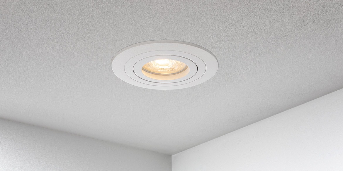 Spotjes, inbouwspots rond 92mm mat wit LED, verstelbaar, kantelbaar, uit de B DUTCH The Essentials plafondspots collectie. Diverse maten, mat zwarte spots, mat witte spots en geborsteld aluminium LED spots voor GU10, MR16 en Philips Hue GU10 lichtbronnen.