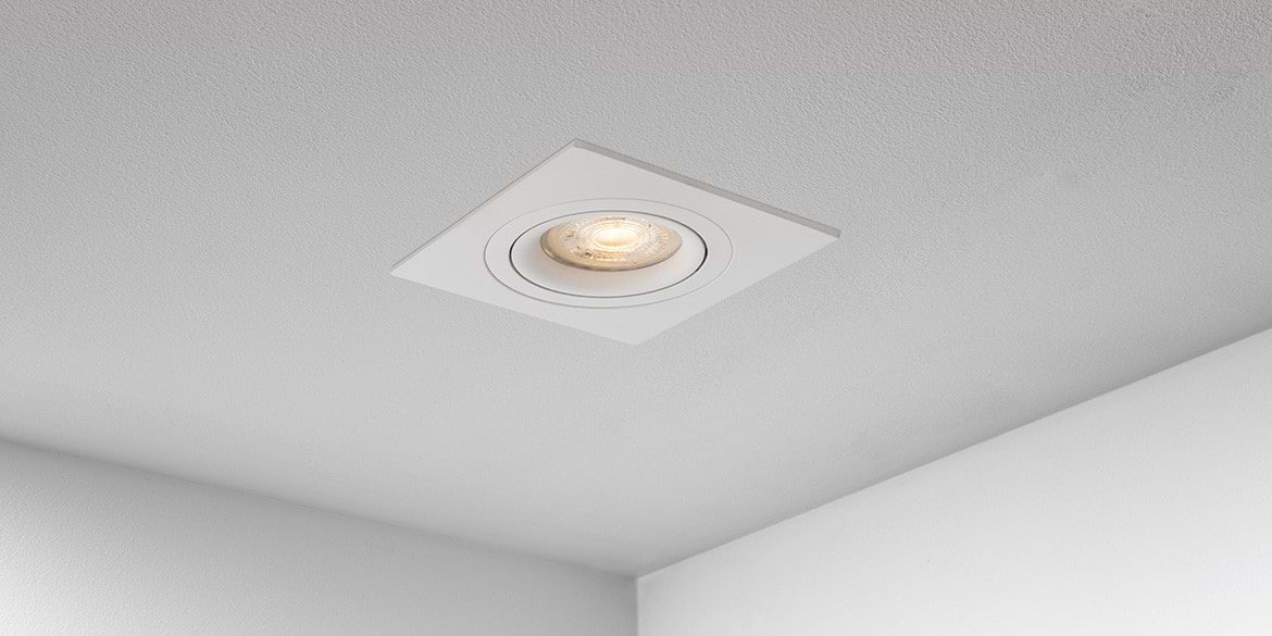 Spotjes, inbouwspots vierkant 92mm mat wit, LED, verstelbaar, kantelbaar, uit de B DUTCH The Essentials plafondspots collectie. Diverse maten, mat zwarte spots, mat witte spots en geborsteld aluminium LED spots voor GU10, MR16 en Philips Hue GU10 lichtbronnen.