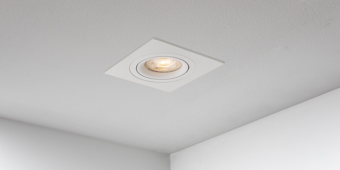 Spotjes, inbouwspots vierkant 92mm mat wit, LED, verstelbaar, kantelbaar, uit de B DUTCH The Essentials plafondspots collectie. Diverse maten, mat zwarte spots, mat witte spots en geborsteld aluminium LED spots voor GU10, MR16 en Philips Hue GU10 lichtbronnen.