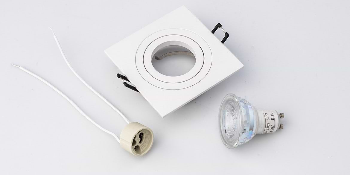 Spotjes, inbouwspots vierkant 92mm mat wit, LED, verstelbaar, kantelbaar, uit de B DUTCH The Essentials plafondspots collectie. Diverse maten, mat zwarte spots, mat witte spots en geborsteld aluminium LED spots voor GU10, MR16 en Philips Hue GU10 lichtbronnen.