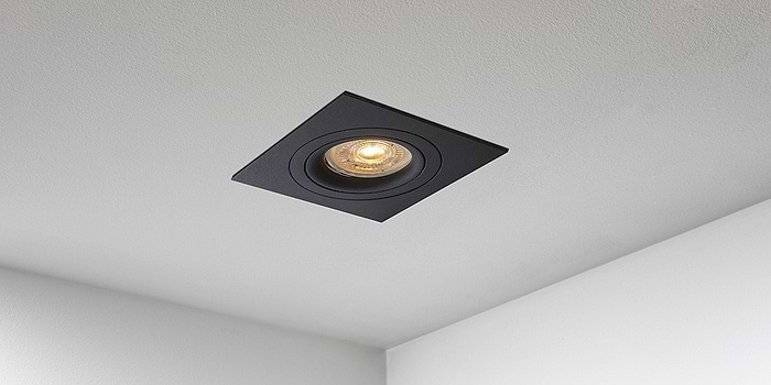 Spotjes, inbouwspots vierkant 92mm mat zwart, LED, verstelbaar, kantelbaar, uit de B DUTCH The Essentials plafondspots collectie. Diverse maten, mat zwarte spots, mat witte spots en geborsteld aluminium LED spots voor GU10, MR16 en Philips Hue GU10 lichtbronnen.