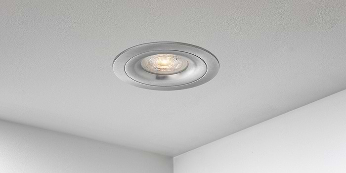 Spotjes, inbouwspots rond 92mm aluminium, LED, uit de B DUTCH The Essentials plafondspots collectie. Diverse maten, mat zwarte spots, mat witte spots en geborsteld aluminium LED spots voor GU10, MR16 en Philips Hue GU10 lichtbronnen.