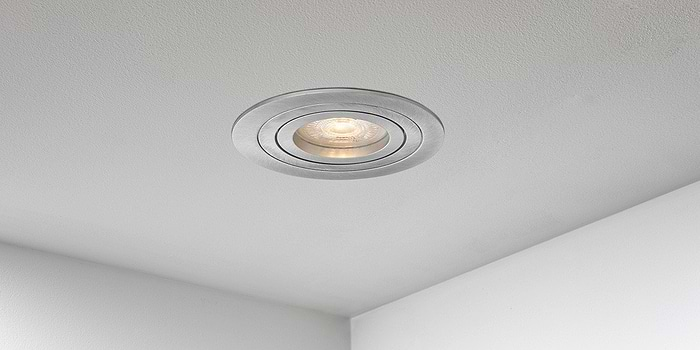 Spotjes, inbouwspots rond 92mm aluminium LED, verstelbaar, kantelbaar, uit de B DUTCH The Essentials plafondspots collectie. Diverse maten, mat zwarte spots, mat witte spots en geborsteld aluminium LED spots voor GU10, MR16 en Philips Hue GU10 lichtbronnen.