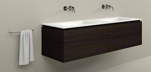 Badkamermeubel Ferrara 170 cm Quartiers Oak Cacao Brown eiken houtfineer wastafelmeubel met Saint Lucia Double Solid Surface Corian wastafel van slechts 1,2 cm dik, met twee wasbakken.