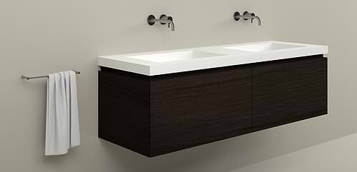 Badkamermeubel, wastafelmeubel, Ferrara 160 cm Quartiers Oak Cafe Brown eiken houtfineer wastafelmeubel met Saint Barth Double Solid Surface Corian wastafel van 5 cm dik, met twee wasbakken.