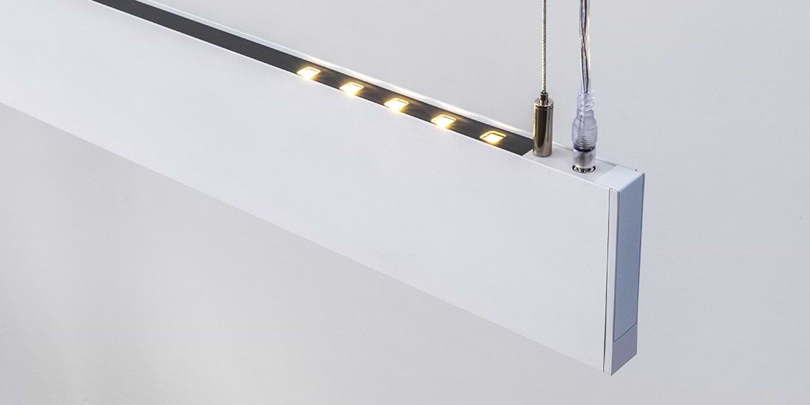 Design hanglamp 240 cm, 180 cm of 120 cm. Witte smalle moderne hanglamp met updown verlichting, 10 cm hoog, 2,2 cm breed. Voor eettafel, kookeiland. Deze LED design hanglamp is dimbaar. Design B DUTCH. Binnen de collectie design hanglampen van B DUTCH kiest u uit de witte of zwarte design hanglampen, 2,2 cm of 10 cm hoog, inbouw of opbouw, mat zwart of wit. Deze Updown versie is 10 cm hoog en straalt ook licht op het plafond.