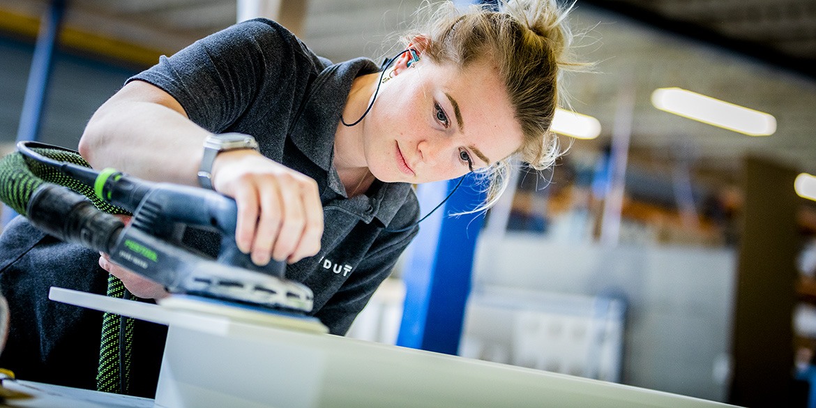 Corian verwerker Nederland. Design keukens en badkamers. B Dutch Cuijk. Producent van hoogwaardige design sanitair producten zoals ligbaden, badkamermeubelen, wastafels, toiletfonteinen, kranen, verlichting, douchevloeren, waskommen, douchebakken, etc. B DUTCH werkt veel met het Solid Surface topmerk Corian. B DUTCH is Corian certified verwerker.