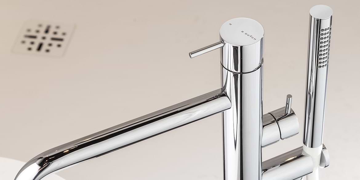 Chrome badkranen, vrijstaande chrome badkraan, een badmengkraan met een chrome baduitloop kraan en chrome handdouche. Topkwaliteit chrome kraan uit de design chrome kranen collectie van B DUTCH.