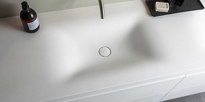 Corian Wastafel Soft van B DUTCH. Design mat witte solid surface wastafel van Corian op maat gemaakt.