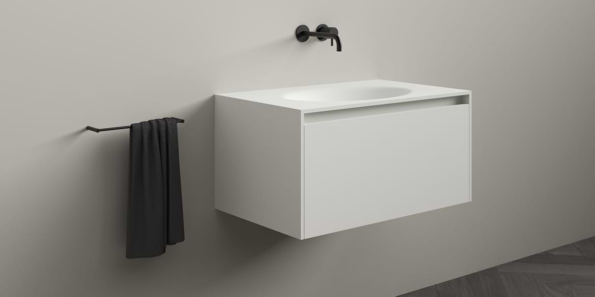 Wastafelmeubel Juve Greep is verkrijgbaar in de breedtes 80 tot en met 220 cm. Dit voorbeeld betreft de B DUTCH badkamermeubel Solid Surface Corian Juve met Solid Surface Corian wastafel Martinique mat wit.