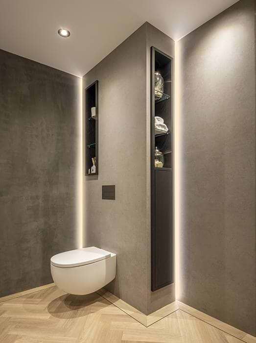 Wandcloset met keramische achterwand, toiletombouw, waar inbouwreservoir in zit en aan de zijkanten handige schappen. Product B Dutch.