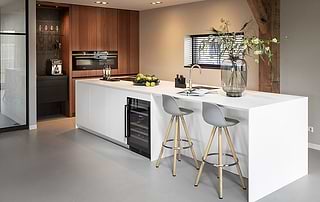 Sanitair of een keukenblad of kookeiland van Solid Surface? Lees hier wat de verschillen zijn in kwaliteit. Waar moet je op letten bij de aanschaf van solid surface sanitair of een solid surface mat wit kookeiland. Productieleider Danny Brouwers van B Dutch legt de verschillen uit.