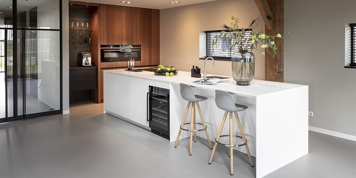Sanitair of een keukenblad of kookeiland van Solid Surface? Lees hier wat de verschillen zijn in kwaliteit. Waar moet je op letten bij de aanschaf van solid surface sanitair of een solid surface mat wit kookeiland. Productieleider Danny Brouwers van B Dutch legt de verschillen uit.
