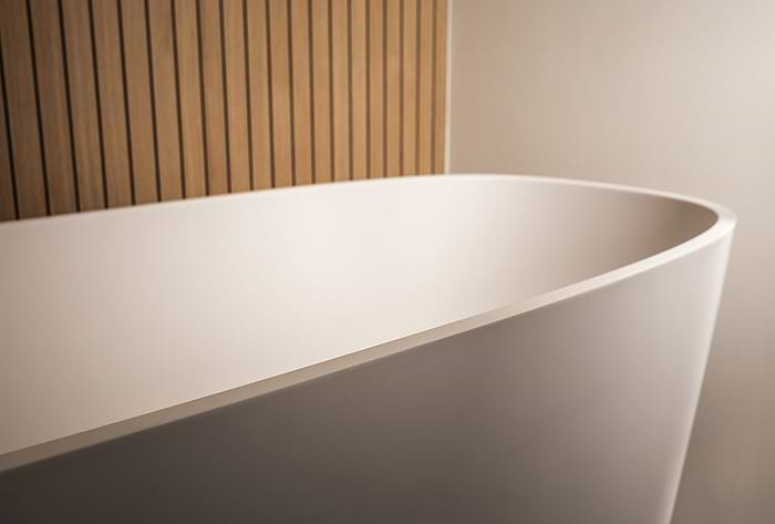 Vrijstaand bad, vrijstaand ligbad van mat wit solid surface. Ligbad Loop is ovaal van vorm, 150 cm lang, 65 cm breed en 55 cm hoog. B DUTCH heeft een eigentijdse collectie design ligbaden. Strak, modern, van Solid Surface Corian en B-Solid. Mat witte ligbaden.