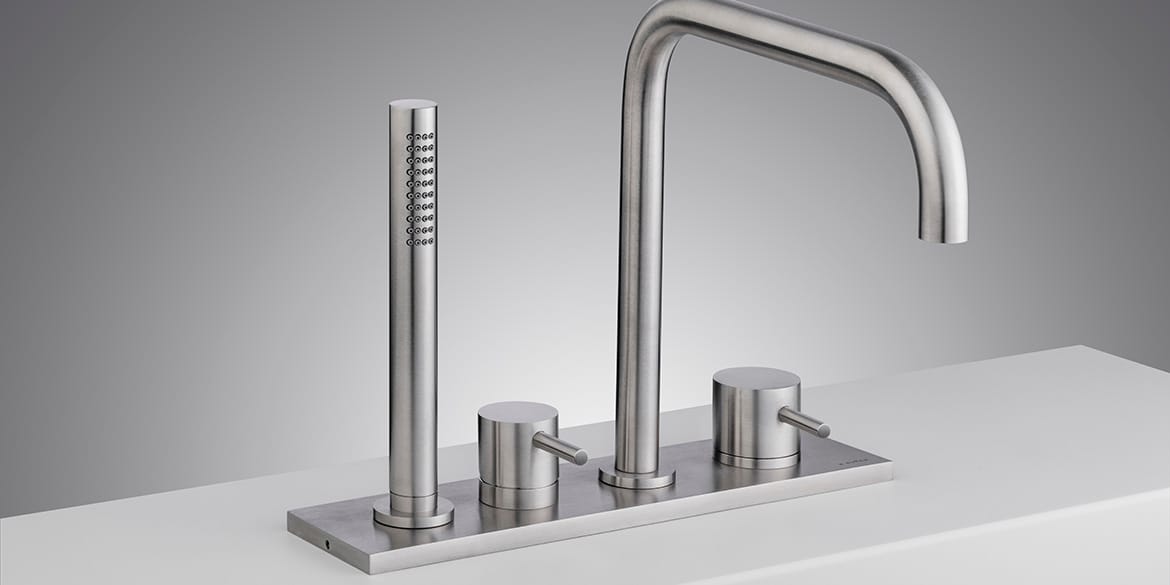 Badrand RVS kranen. B Dutch design hoogwaardig geslepen kwaliteits RVS badrand mengkranen set. Met handdouche, baduitloop en twee mengbedieningsknoppen.