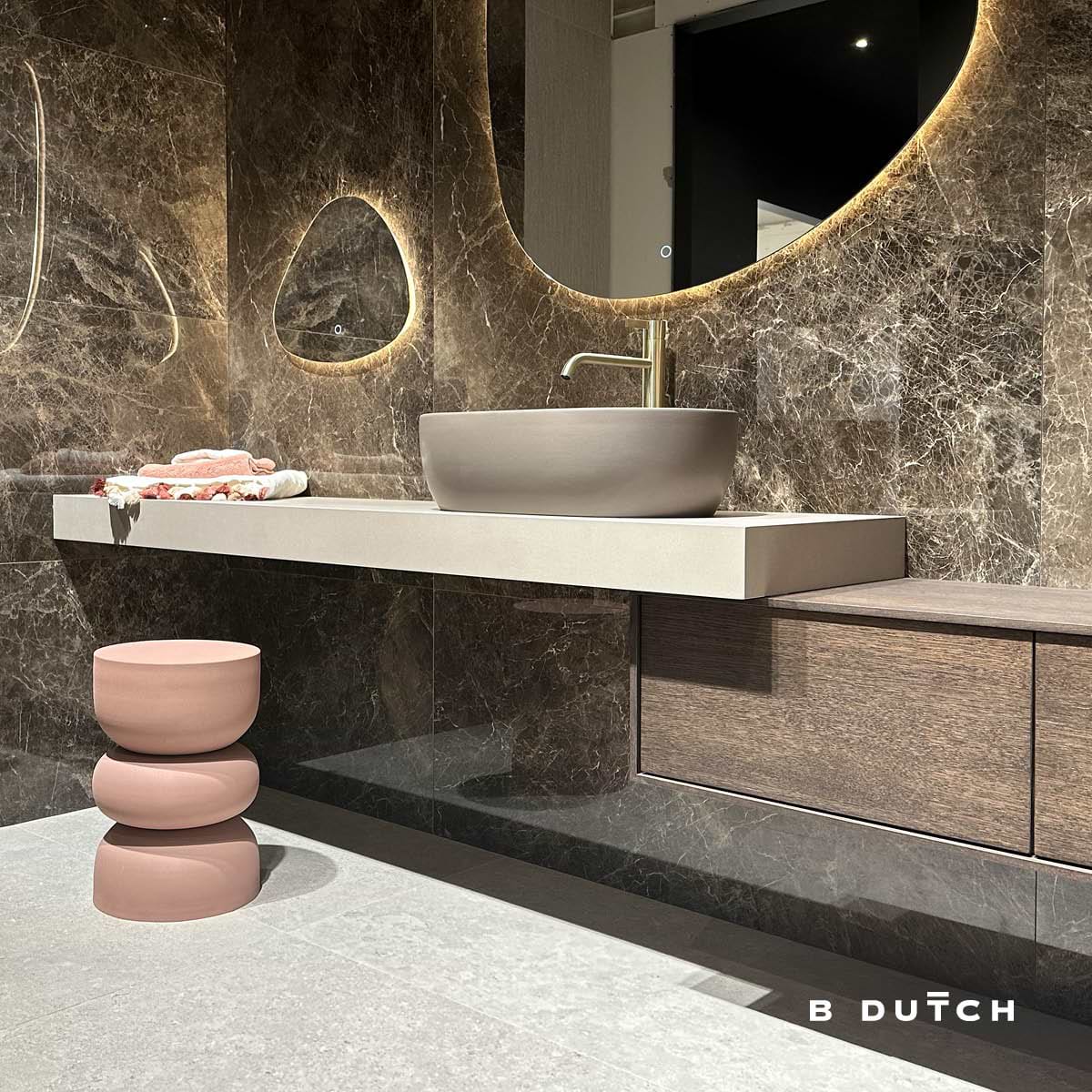 B Dutch designer Anne Geris geeft 5 tips voor het realiseren van een hotelchique badkamer. Het kiezen van de juiste materialen is daar eentje van.
