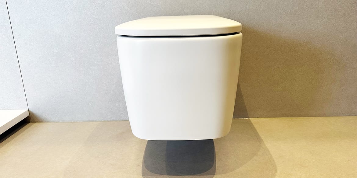 Toiletcloset SEMPLICE is een vrijhangend wandcloset van wit mat keramiek. B DUTCH is uniek in het aanbieden van mat witte toiletclosets. Deze SEMPLICE toilet set bestaat uit het rimless toilet (zonder spoelrand), een soft-close zitting (toiletbril), inbouwreservoir, RVS drukbedieningsplaat en reduceerringen.