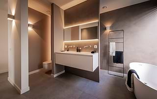 Uw eigen wellness badkamer thuis maken? Het is een trend die we al langer zien en waar steeds meer naar gevraagd wordt. De Wellness Badkamer. Een badkamer waar je kunt relaxen en genieten van je eigen luxe thuis. U weet wel, zo'n badkamer met een royale regendouche of een bad dat je vol laat lopen met de lekkerste geuren. Heerlijk! Onze badkamerontwerpers hebben al heel wat Wellness Badkamers op hun naam staan. We tonen u graag een paar mooie voorbeelden in deze mail. Stuk voor stuk badkamers met prachtige B Dutch design producten. Producten van hoogstaande kwaliteit gemaakt door onze vakmensen. En omdat we veel hebben geïnvesteerd in onze solid surface Corian-, keramiek- en interieurproductie, zijn de levertijden verrassend snel. 