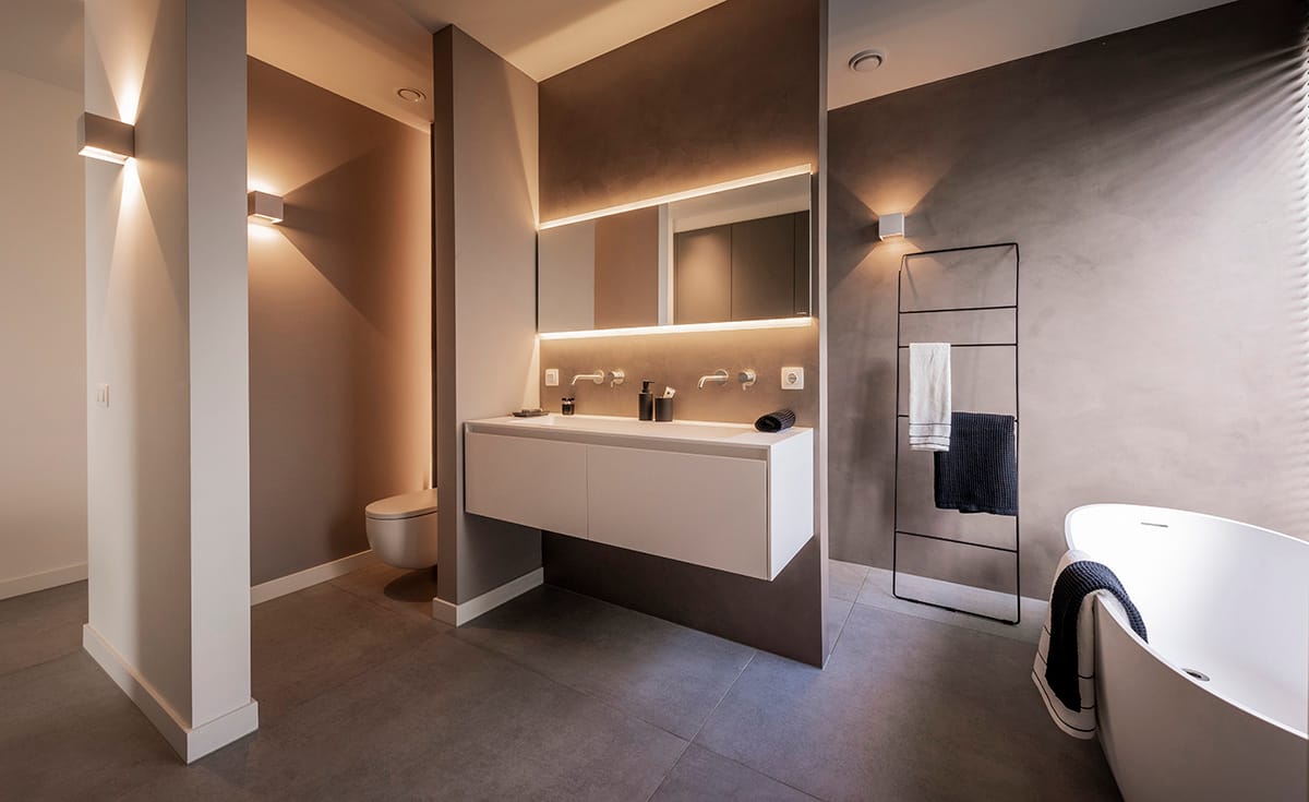 Uw eigen wellness badkamer thuis maken? Het is een trend die we al langer zien en waar steeds meer naar gevraagd wordt. De Wellness Badkamer. Een badkamer waar je kunt relaxen en genieten van je eigen luxe thuis. U weet wel, zo'n badkamer met een royale regendouche of een bad dat je vol laat lopen met de lekkerste geuren. Heerlijk! Onze badkamerontwerpers hebben al heel wat Wellness Badkamers op hun naam staan. We tonen u graag een paar mooie voorbeelden in deze mail. Stuk voor stuk badkamers met prachtige B Dutch design producten. Producten van hoogstaande kwaliteit gemaakt door onze vakmensen. En omdat we veel hebben geïnvesteerd in onze solid surface Corian-, keramiek- en interieurproductie, zijn de levertijden verrassend snel. 