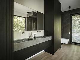 Moderne badkamer met keramische wastafel boven badkamermeubel, grote badkamerspiegel, dubbele wastafel van keramiek in marmer look. Twee B Dutch RVS kranen