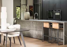 Luxe keuken met keramisch kookeiland grijs marmer look en een apparatenwand. Productie B Dutch.