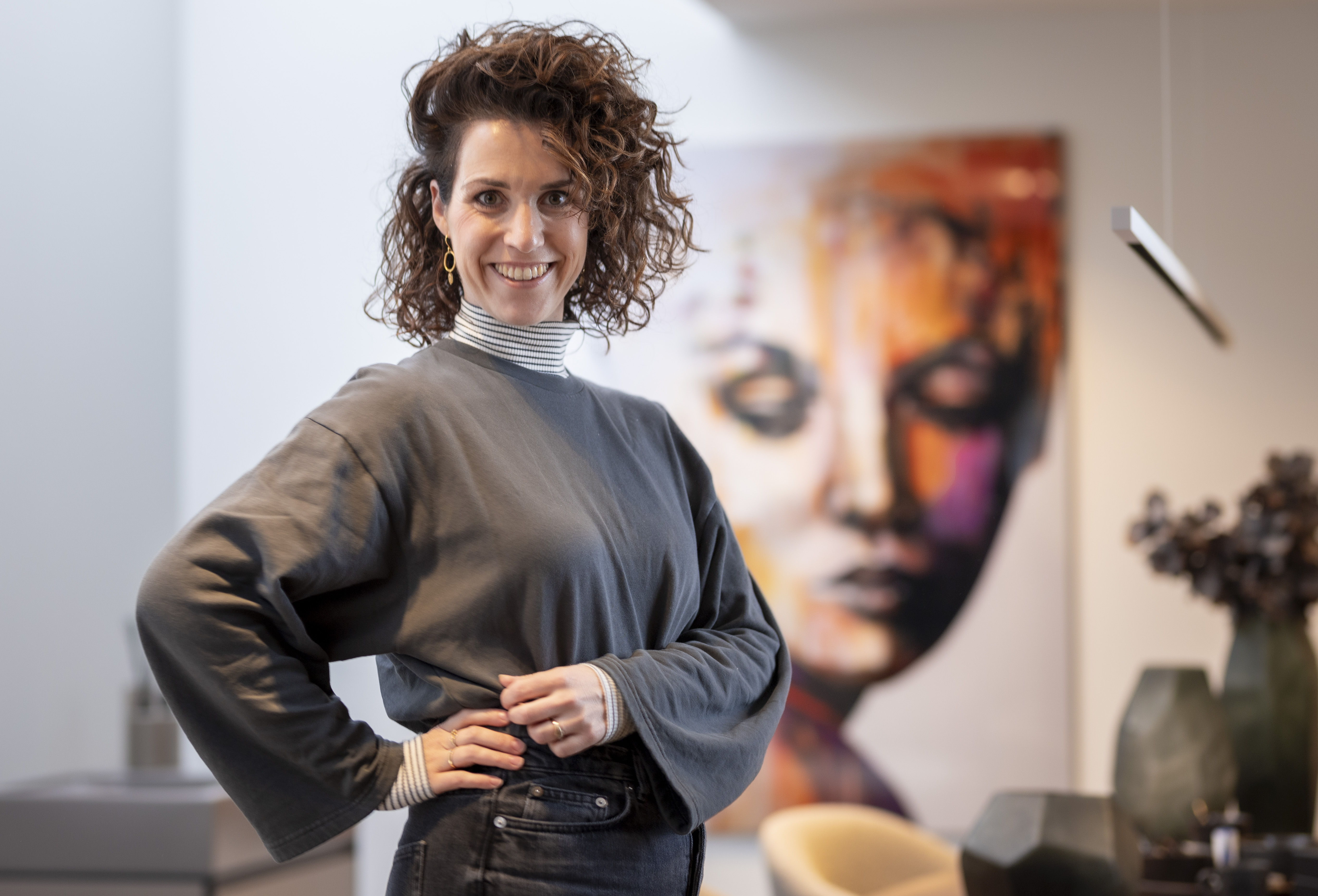 Lachende dame die in een showroom van B Dutch staat
