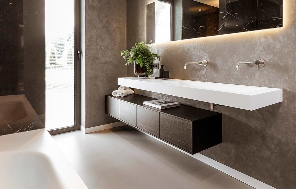 Luxe badkamer met dubbele wastafel Luxe badkamer met zwevend badkamermeubel, dubbele wastafel en warme wandafwerking.