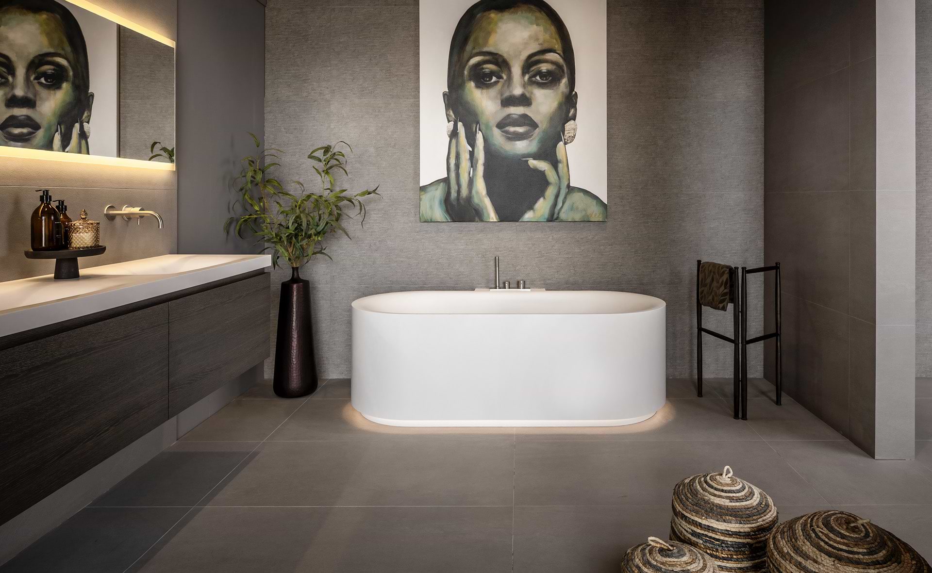 Opstelling met Solid Surface Corian ligbad en badkamermeubel in studio 28 van B Dutch