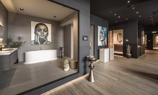 Overzichtsfoto van de bijzondere presentatie van badkameropstellingen in de B Dutch showroom