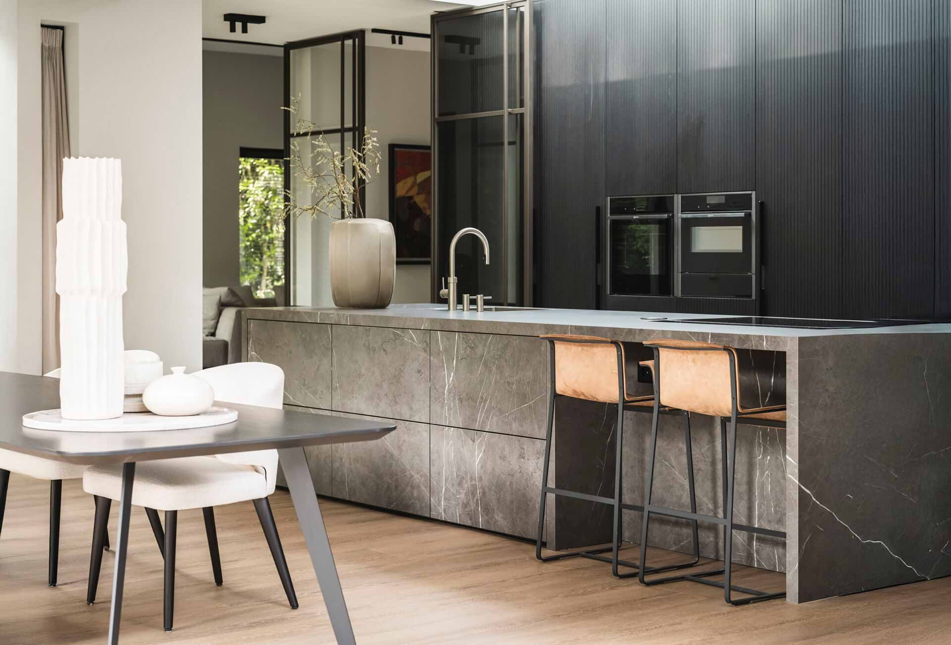 Marmerlook keramisch keuken eiland met strak design en hoogwaardige afwerking