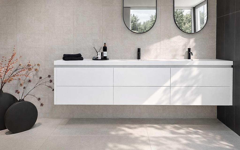 Minimalistische badkamer met dubbele wastafel Moderne badkamer met zwevend wit badkamermeubel, dubbele wastafel en ronde spiegels.