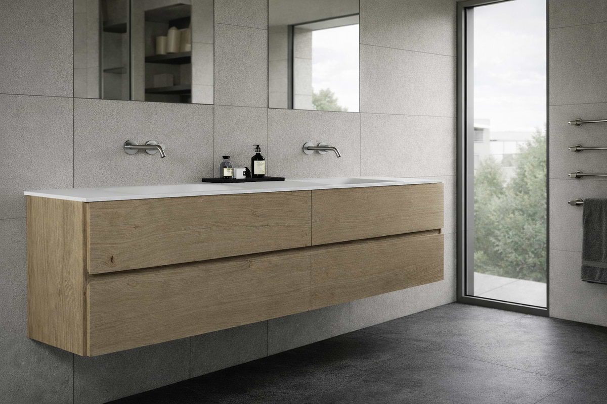Modern zwevend badkamermeubel in warm eiken met dubbele wastafel en wandkranen