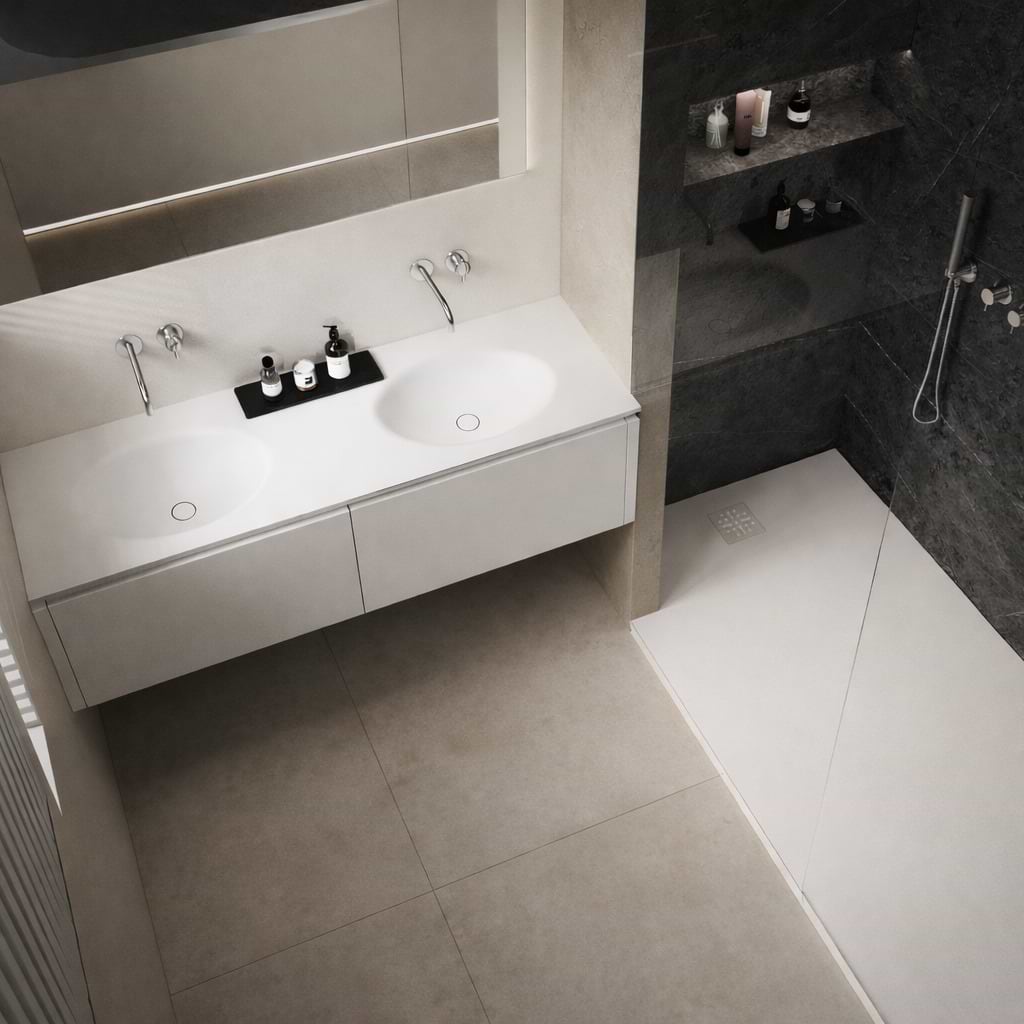 Badkamer met dubbele wastafel en inloopdouche Moderne badkamer met dubbele wastafel, zwevend badkamermeubel en inloopdouche.