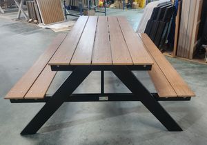 שולחן קקל עם רגלי אלומיניום בשילוב פוליווד דמוי עץ דגם אופק