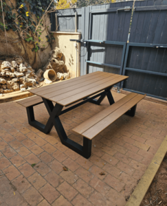 שולחן קקל מעוצב עם רגלי אלומיניום בשילוב פוליווד דמוי עץ דגם אדי
