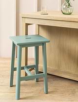 Bar stool with handle clearance