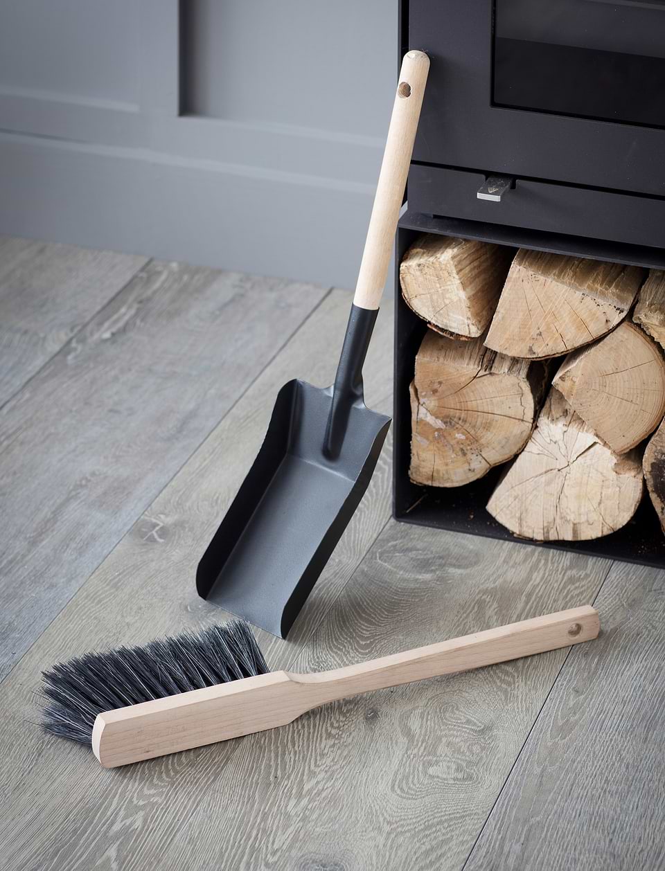 Jutland Fireside Dustpan & Brush Black