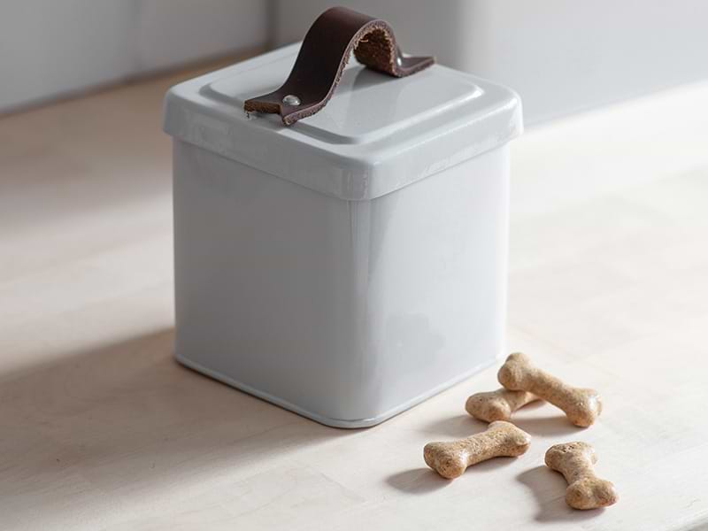 Treat tin with gravy bones