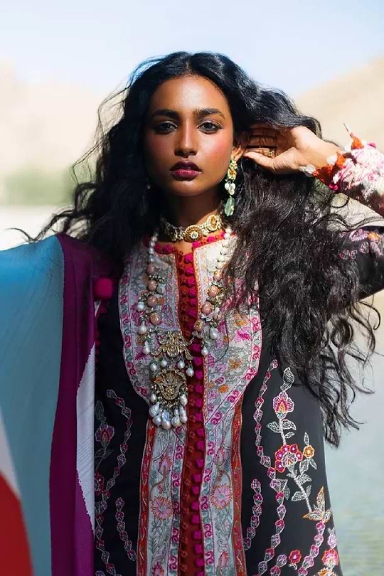 Sana Safinaz Luxury Lawn 2023 - 014B - Image 3