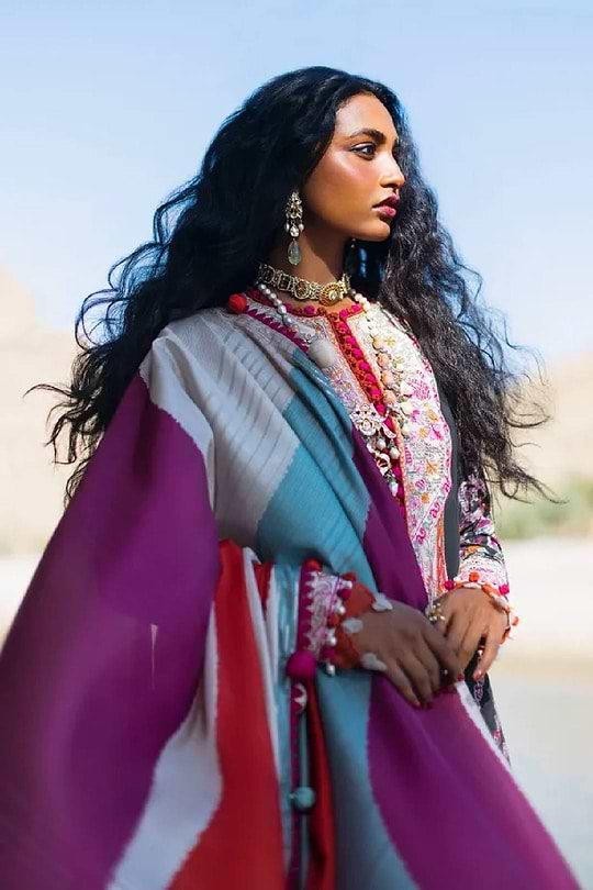 Sana Safinaz Luxury Lawn 2023 - 014B - Image 5