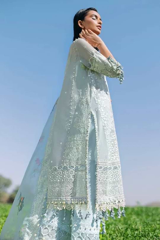 Sana Safinaz Luxury Lawn 2023 - 05B - Image 3