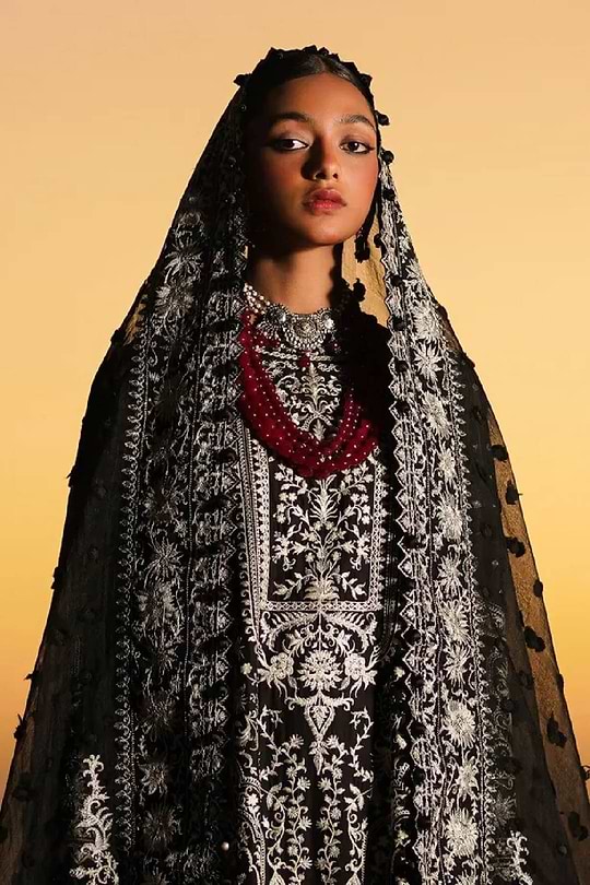 Sana Safinaz Luxury Lawn 2023 - 08A - Image 3