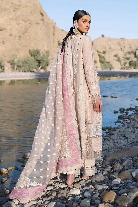Sana Safinaz Luxury Lawn 2023 - 08B - Image 3