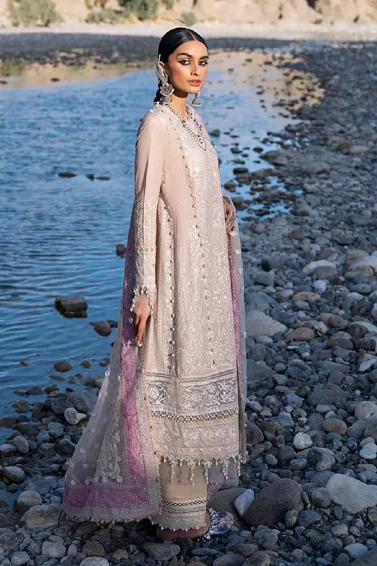 Sana Safinaz Luxury Lawn 2023 - 08B - Image 4