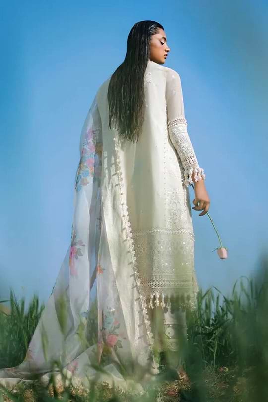 Sana Safinaz Luxury Lawn 2023 - 05A - Image 3